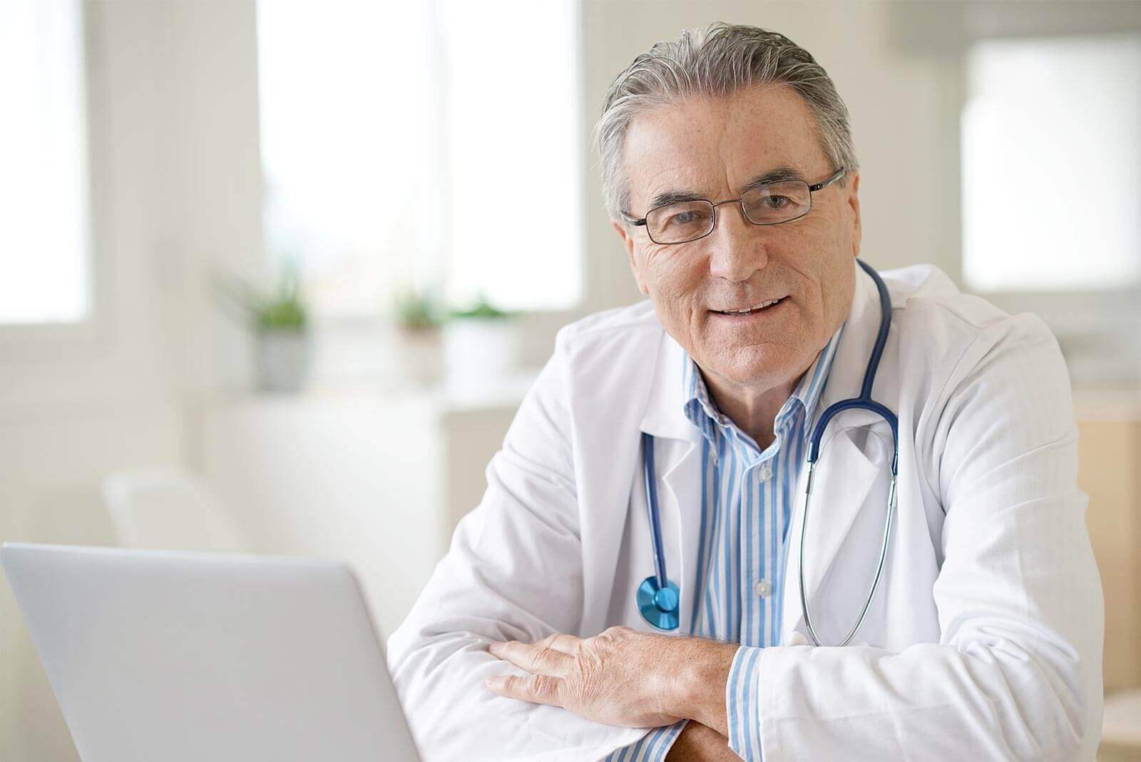 Vista previa de un medico en consulta